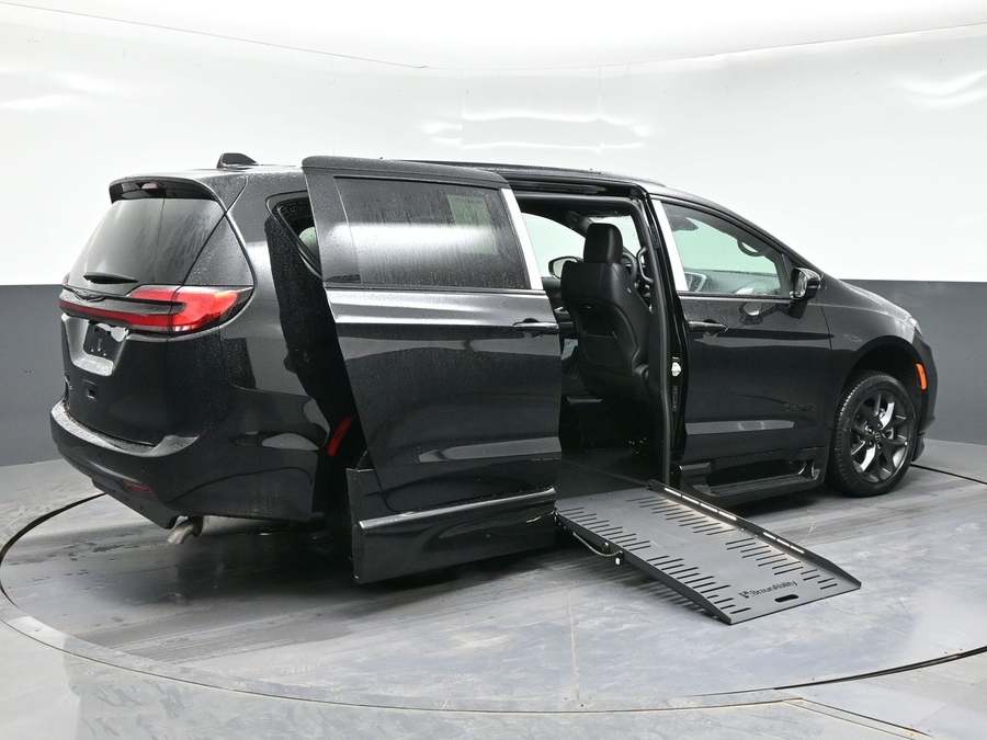 New 2026 Chrysler Pacifica Select Sport - BraunAbility Side Entry Entry Fold Out Automatic Ramp