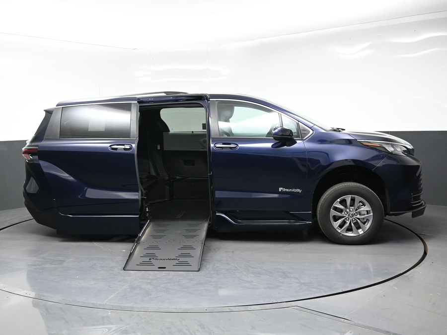 New 2026 Toyota Sienna Hybrid XLE Base - BraunAbility Side Entry Fold Out Automatic Ramp