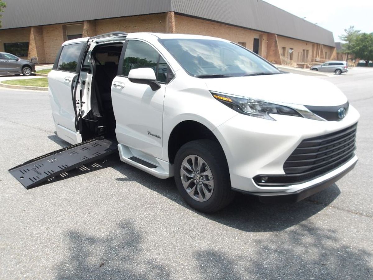 White Toyota Sienna image number 10