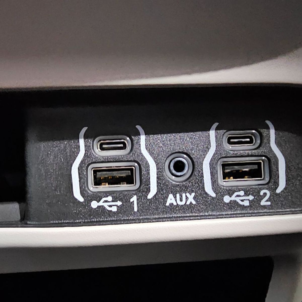 White Chrysler Voyager image number 28