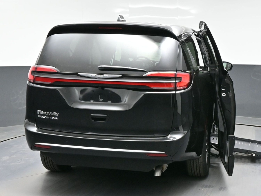 Black Chrysler Pacifica image number 3