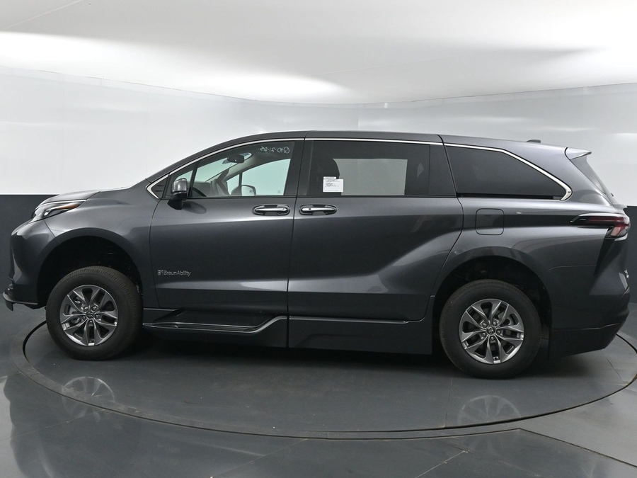 New 2025 Toyota Sienna Hybrid XLE Base - BraunAbility Side Entry Entry Fold Out Automatic Ramp
