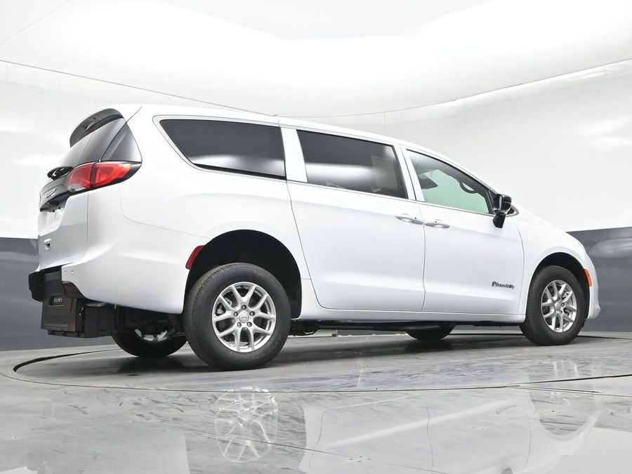 White Chrysler Voyager image number 20