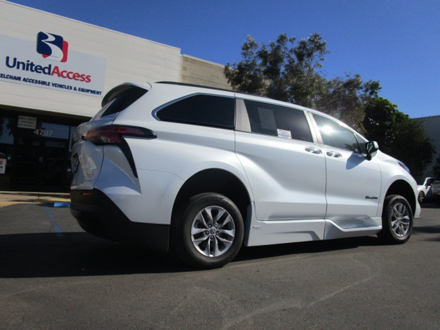Used 2022 Toyota Sienna Hybrid XLE Base - BraunAbility Side Entry Entry Fold Out Automatic Ramp