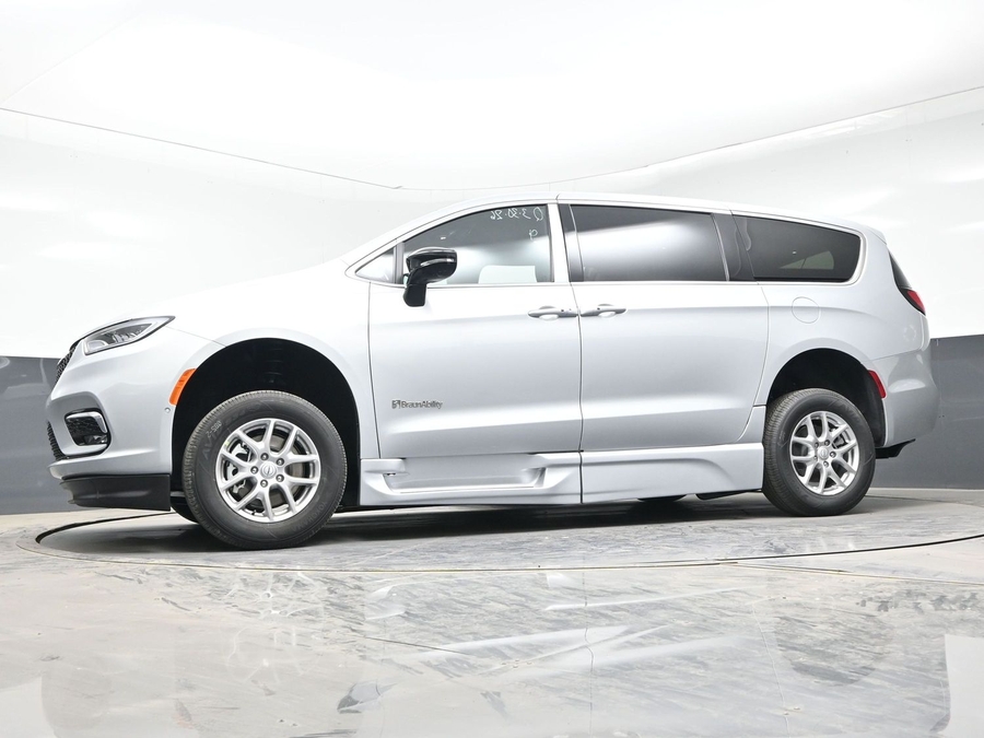 Silver Chrysler Pacifica image number 16