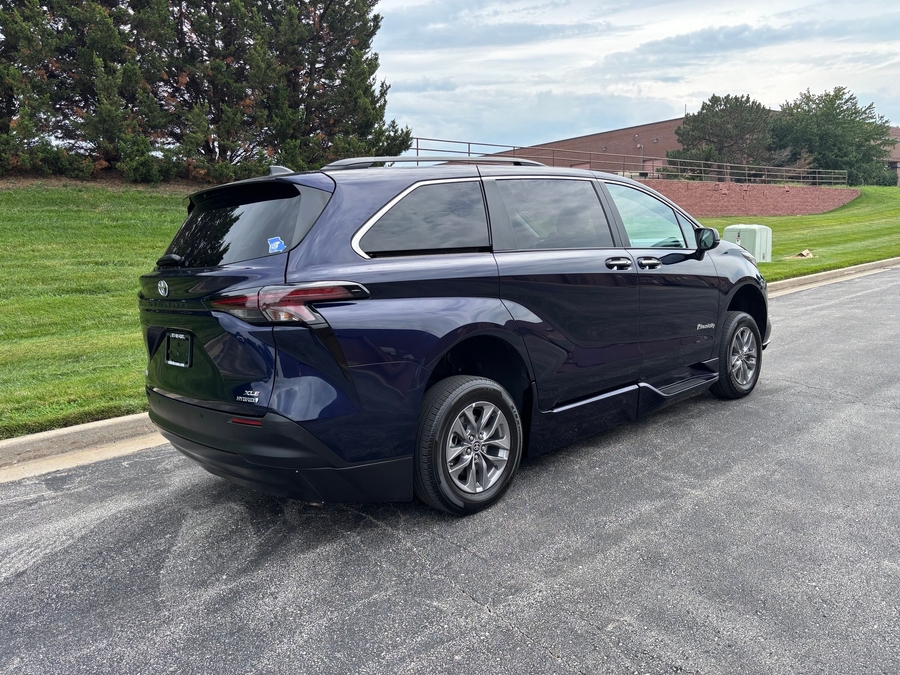 Used 2023 Toyota Sienna Hybrid XLE - BraunAbility Side Entry In Floor Automatic Ramp
