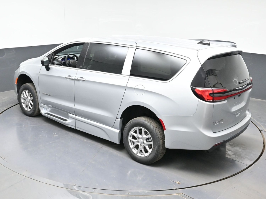 Silver Chrysler Pacifica image number 21