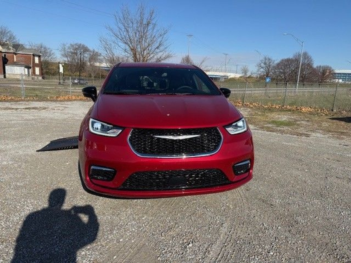 2025 CHRYSLER PACIFICA - Image 3