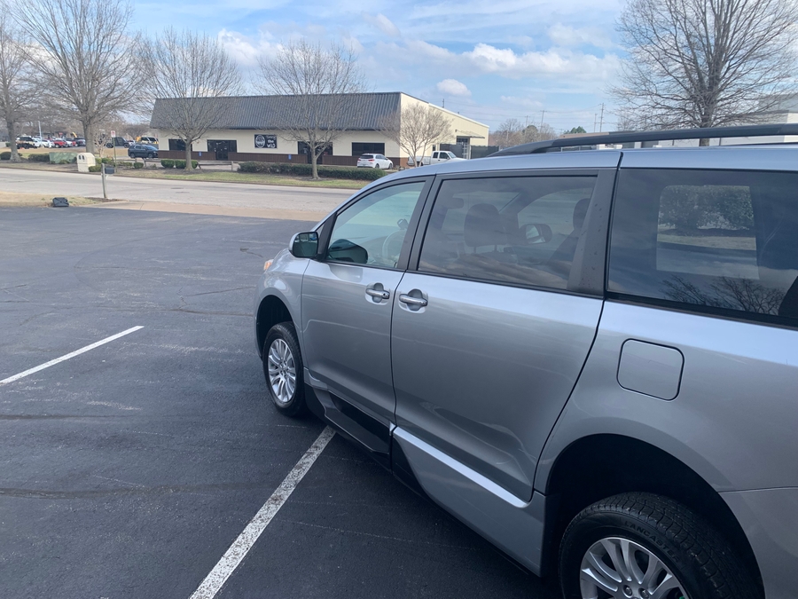 Used 2014 Toyota Sienna XLE - VMI Side Entry Entry In Floor Automatic Ramp