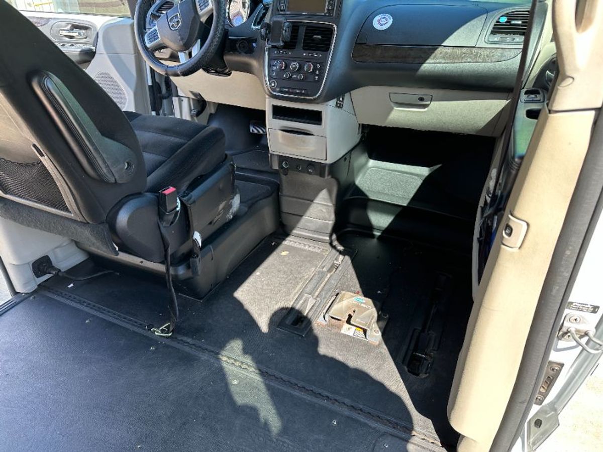 White Dodge Grand Caravan image number 1