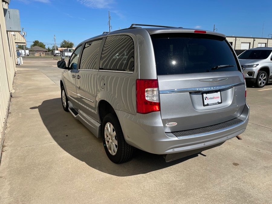 Used 2014 Chrysler Town & Country Touring - VMI Side Entry In Floor Automatic Ramp
