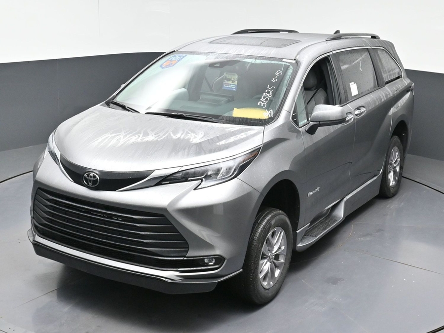 New 2026 Toyota Sienna Hybrid XLE Base - BraunAbility Side Entry Fold Out Automatic Ramp