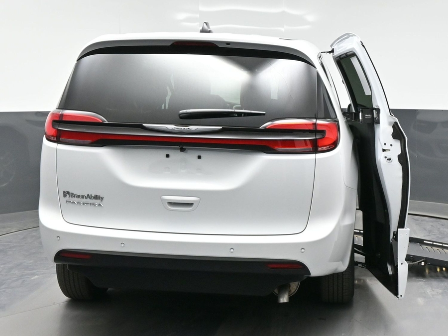 White Chrysler Pacifica image number 3