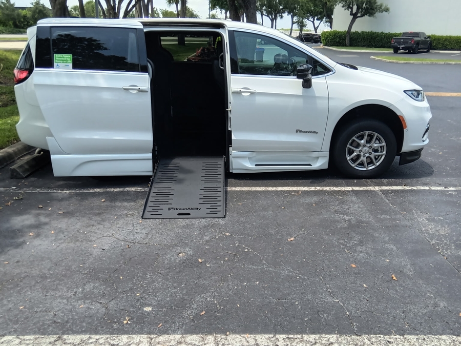 2026 Chrysler Pacifica Select's photo