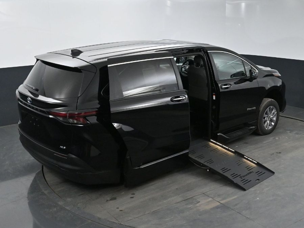 2025 TOYOTA SIENNA - Image 25