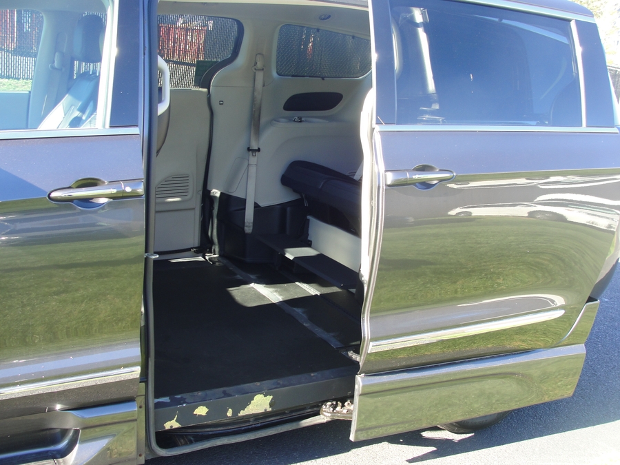 Grey Chrysler Pacifica image number 8