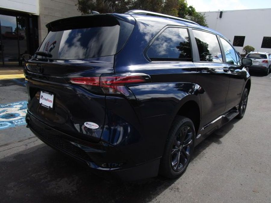 New 2025 Toyota Sienna Hybrid XSE Sport - BraunAbility Side Entry Entry Fold Out Automatic Ramp