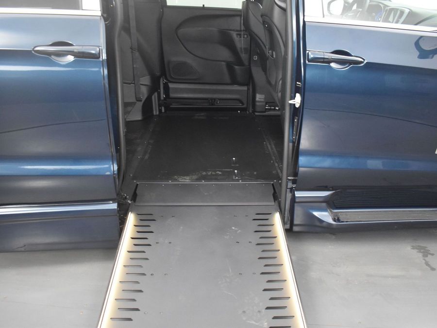 New 2025 Chrysler Pacifica Select Safety - BraunAbility Side Entry Entry In Floor Automatic Ramp