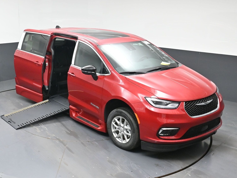 New 2026 Chrysler Pacifica Select Plus - BraunAbility Side Entry In Floor Automatic Ramp