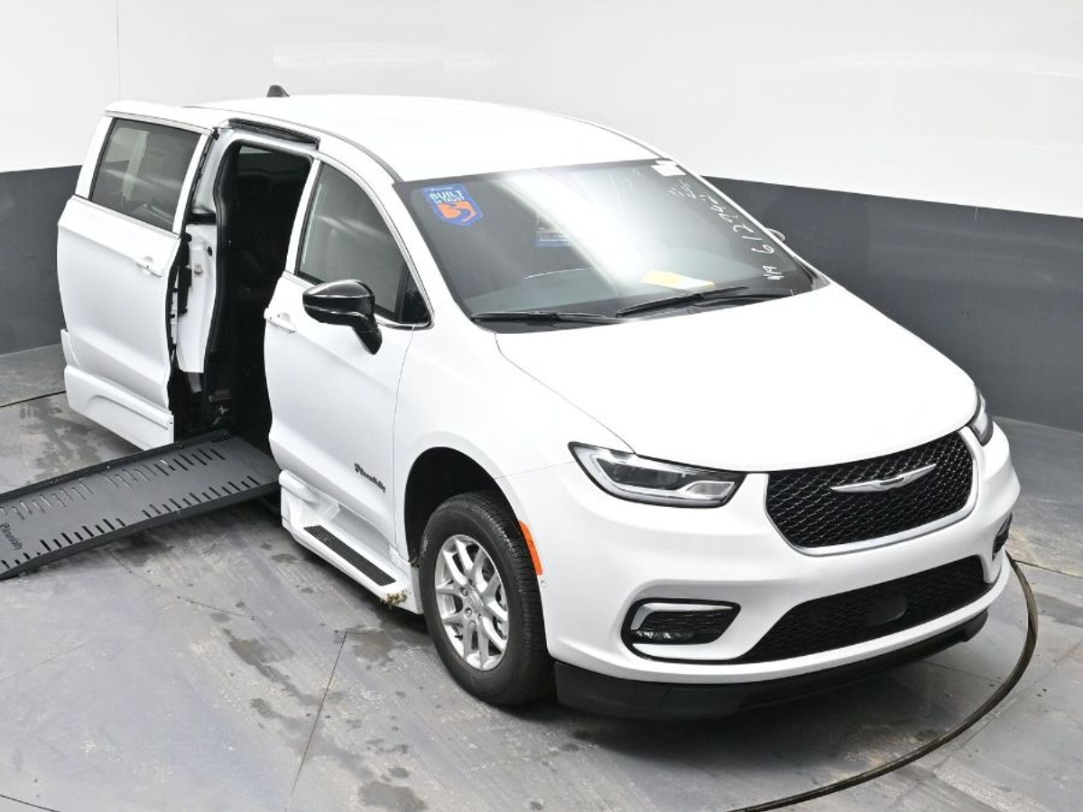 White Chrysler Pacifica image number 22