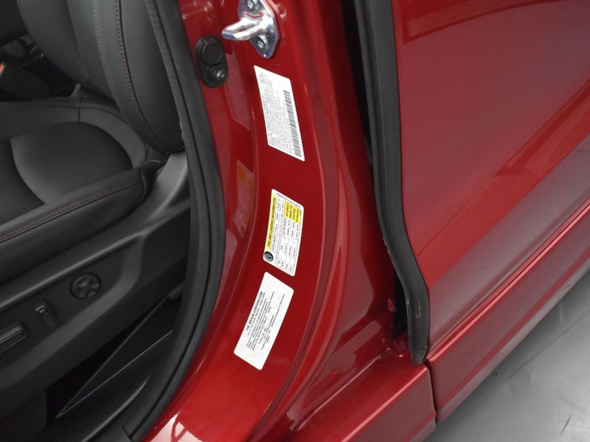 Red Honda Odyssey image number 15