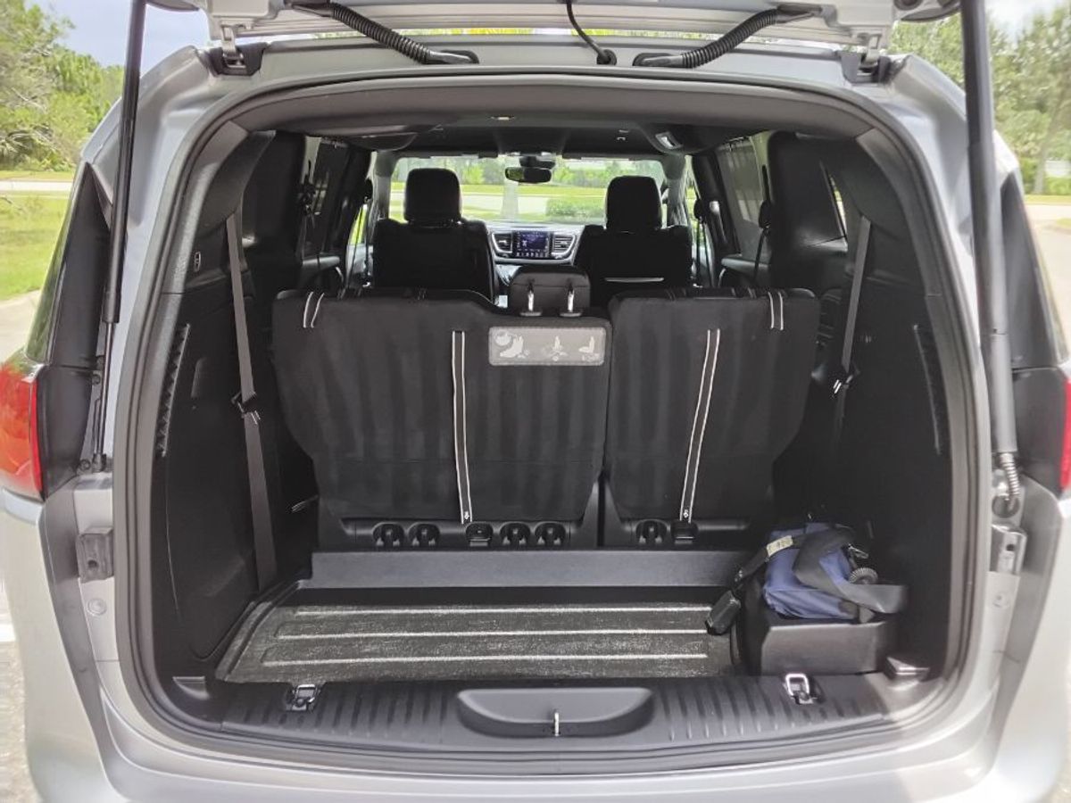 Silver Chrysler Pacifica image number 11