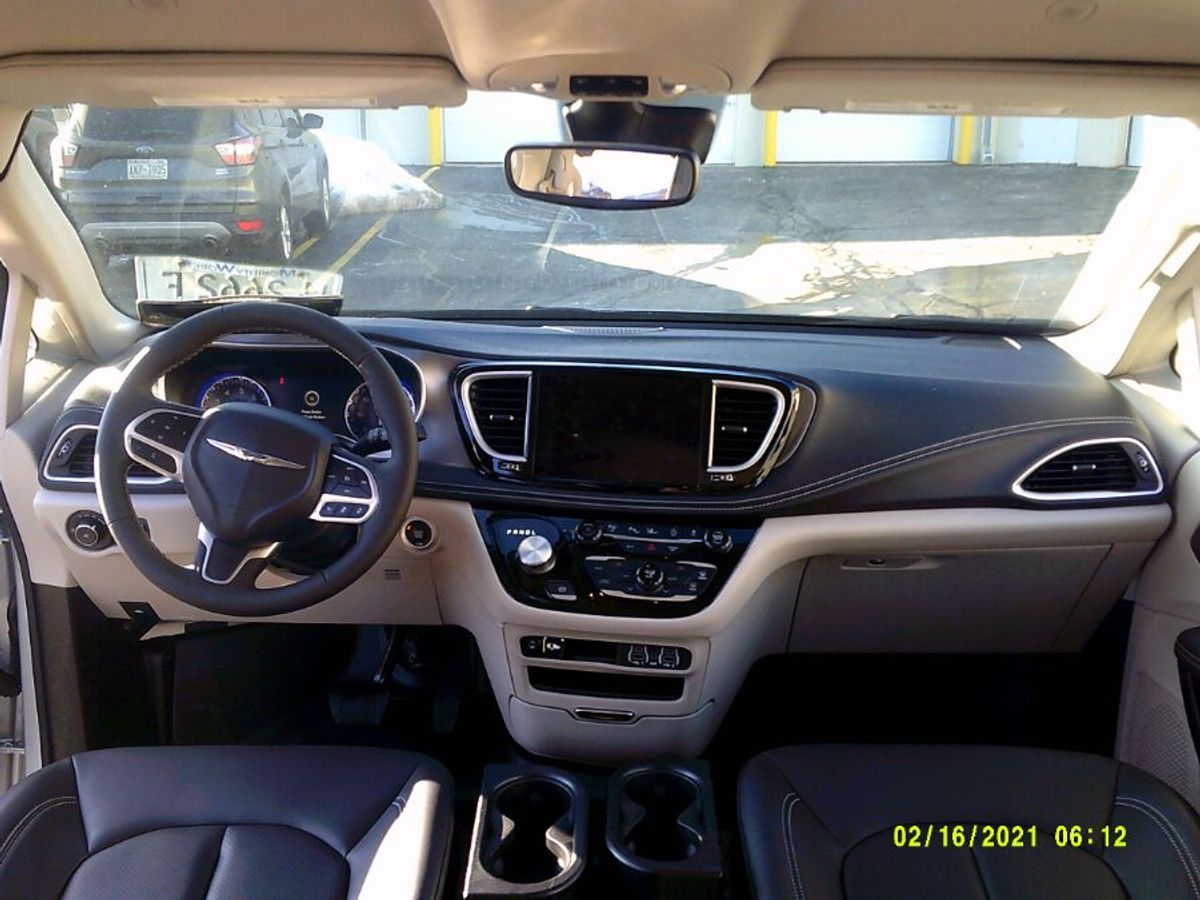 Silver Chrysler Pacifica image number 8