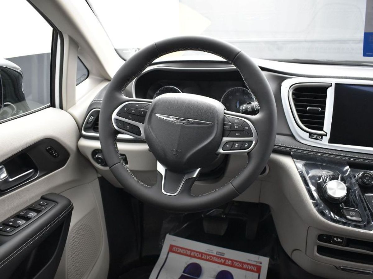 White Chrysler Pacifica image number 10