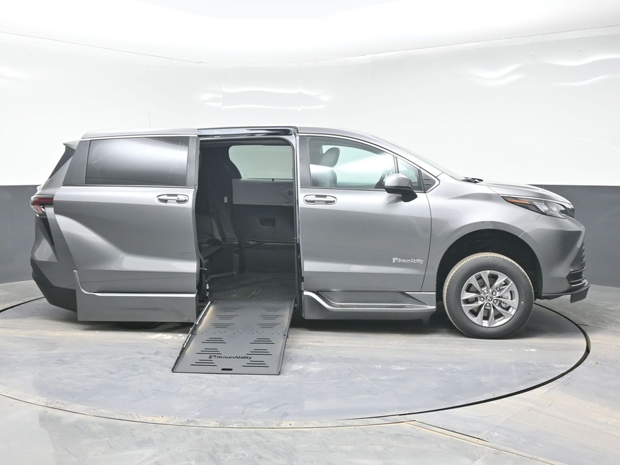New 2026 Toyota Sienna Hybrid LE - BraunAbility Side Entry Entry Fold Out Automatic Ramp
