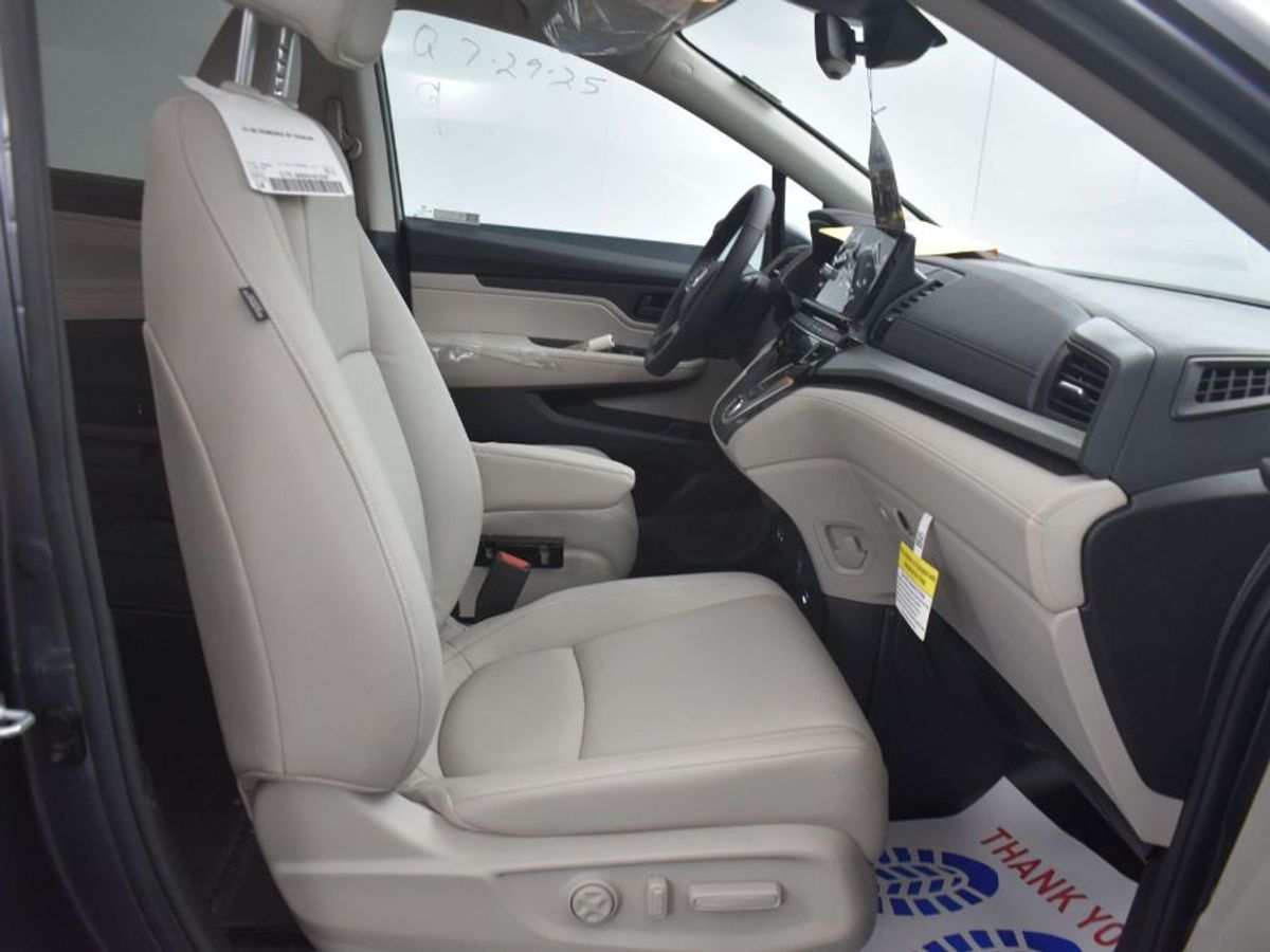 Grey Honda Odyssey image number 8
