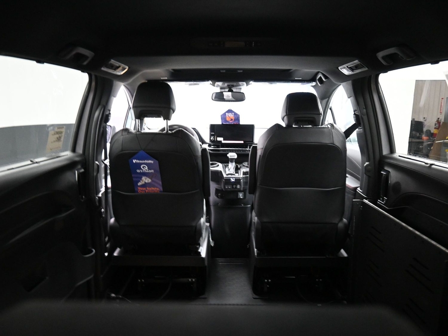 Silver Toyota Sienna image number 19