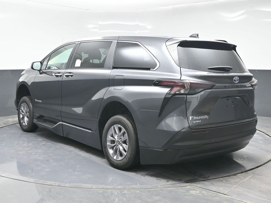 New 2025 Toyota Sienna Hybrid XLE Base - BraunAbility Side Entry Entry In Floor Automatic Ramp