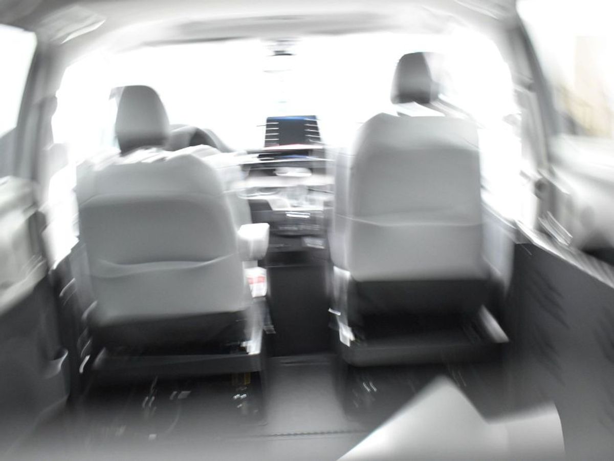 Silver Toyota Sienna image number 4