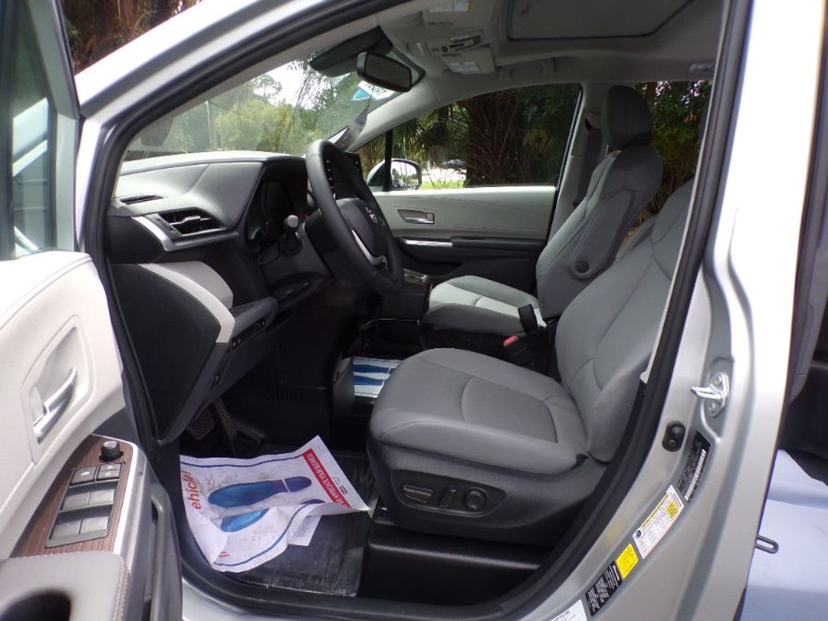 Silver Toyota Sienna image number 8