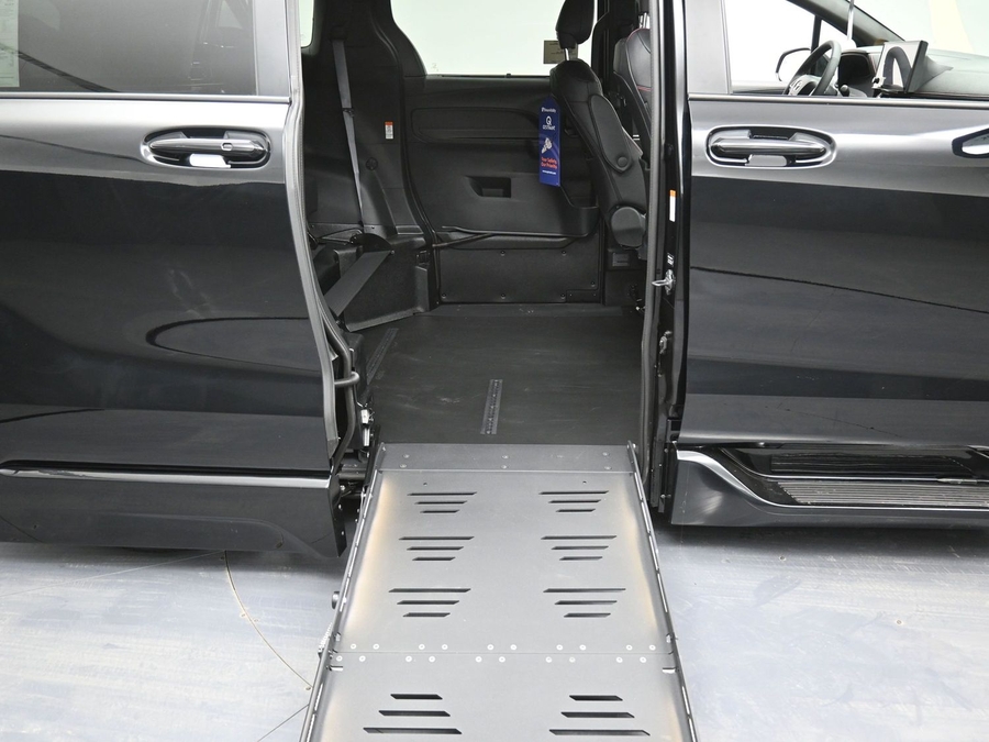 New 2025 Toyota Sienna Hybrid XSE Sport - BraunAbility Side Entry Entry Fold Out Automatic Ramp