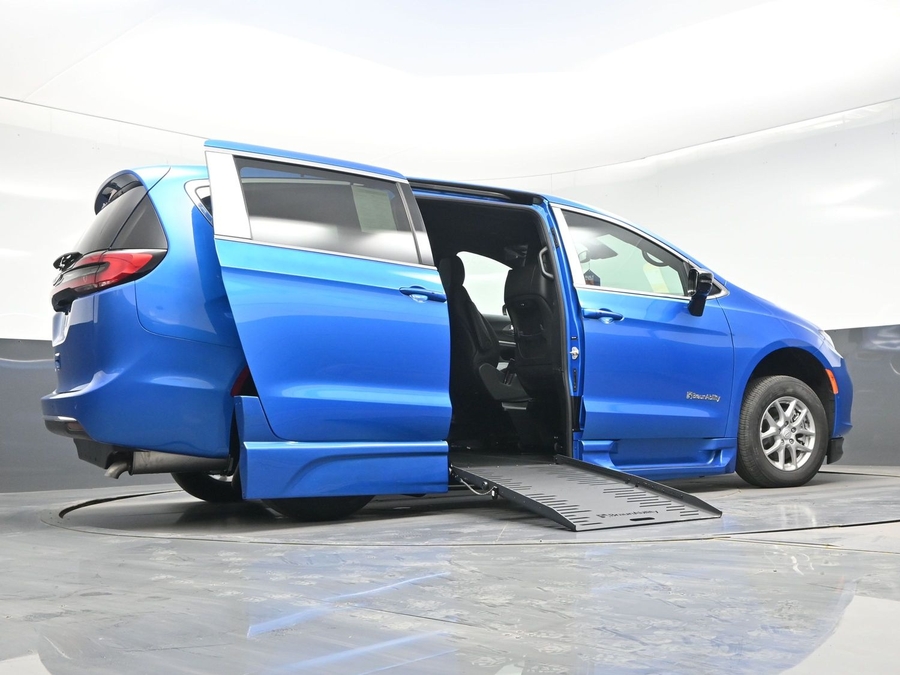 Blue Chrysler Pacifica image number 18