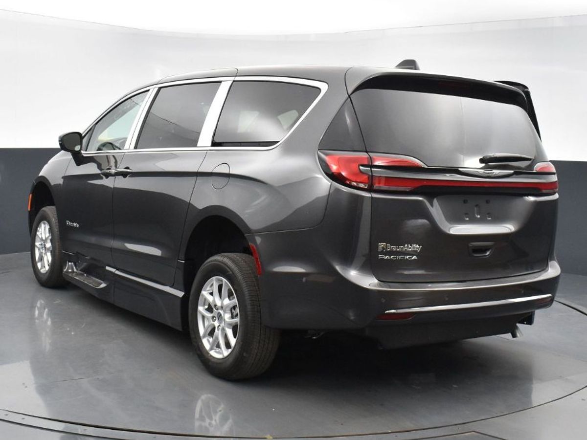 Grey Chrysler Pacifica image number 21