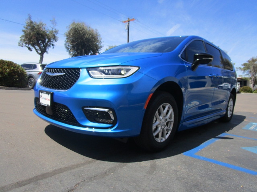 New 2026 Chrysler Pacifica Select Safety - BraunAbility Side Entry Entry Fold Out Automatic Ramp