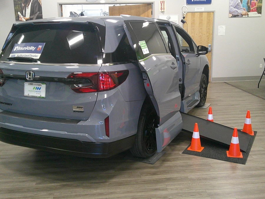 Grey Honda Odyssey image number 3