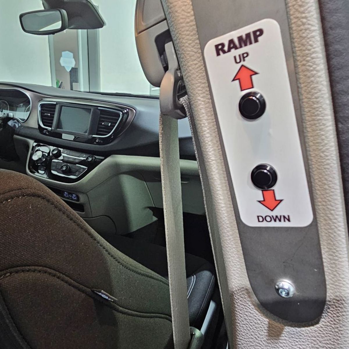 White Chrysler Voyager image number 31