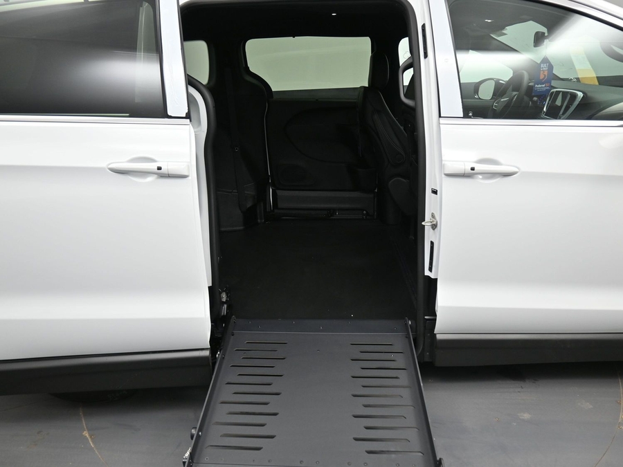 White Chrysler Pacifica image number 11