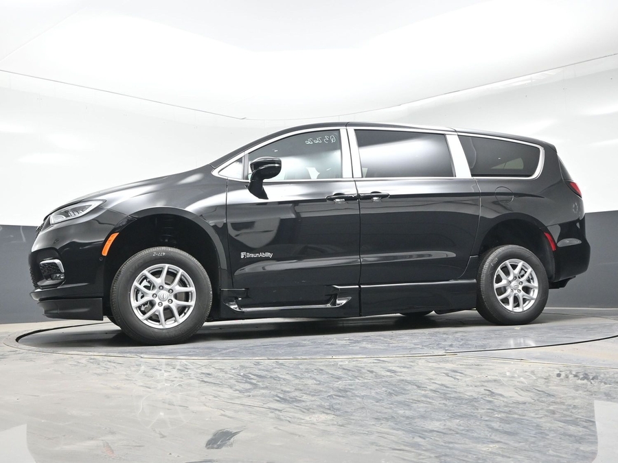 Black Chrysler Pacifica image number 22