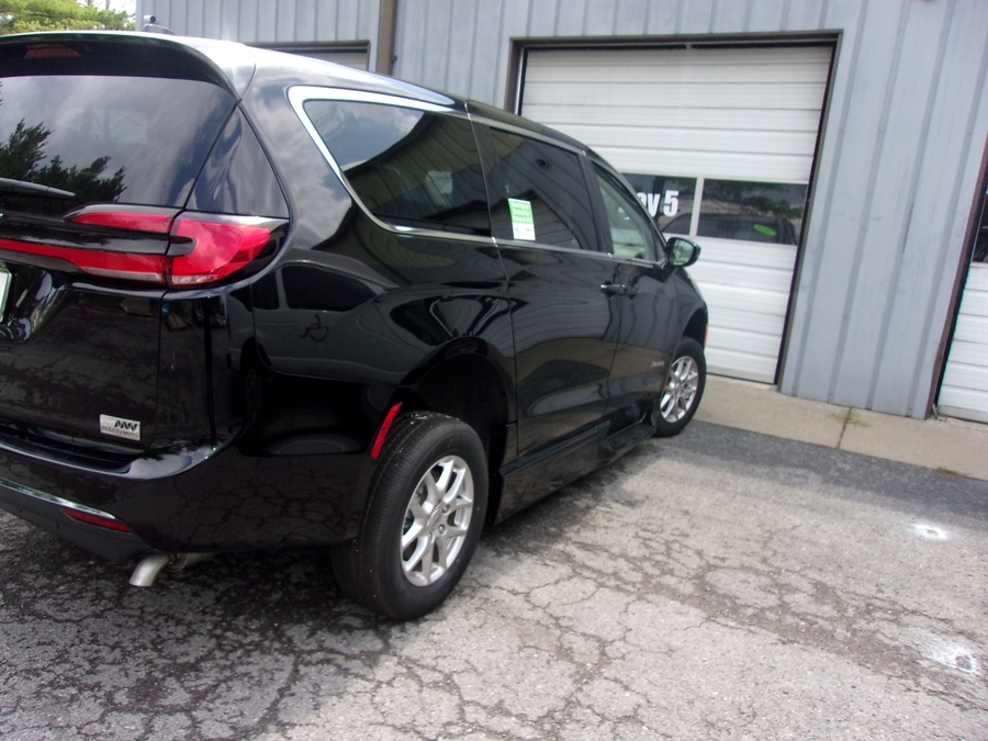 Grey Chrysler Pacifica image number 3