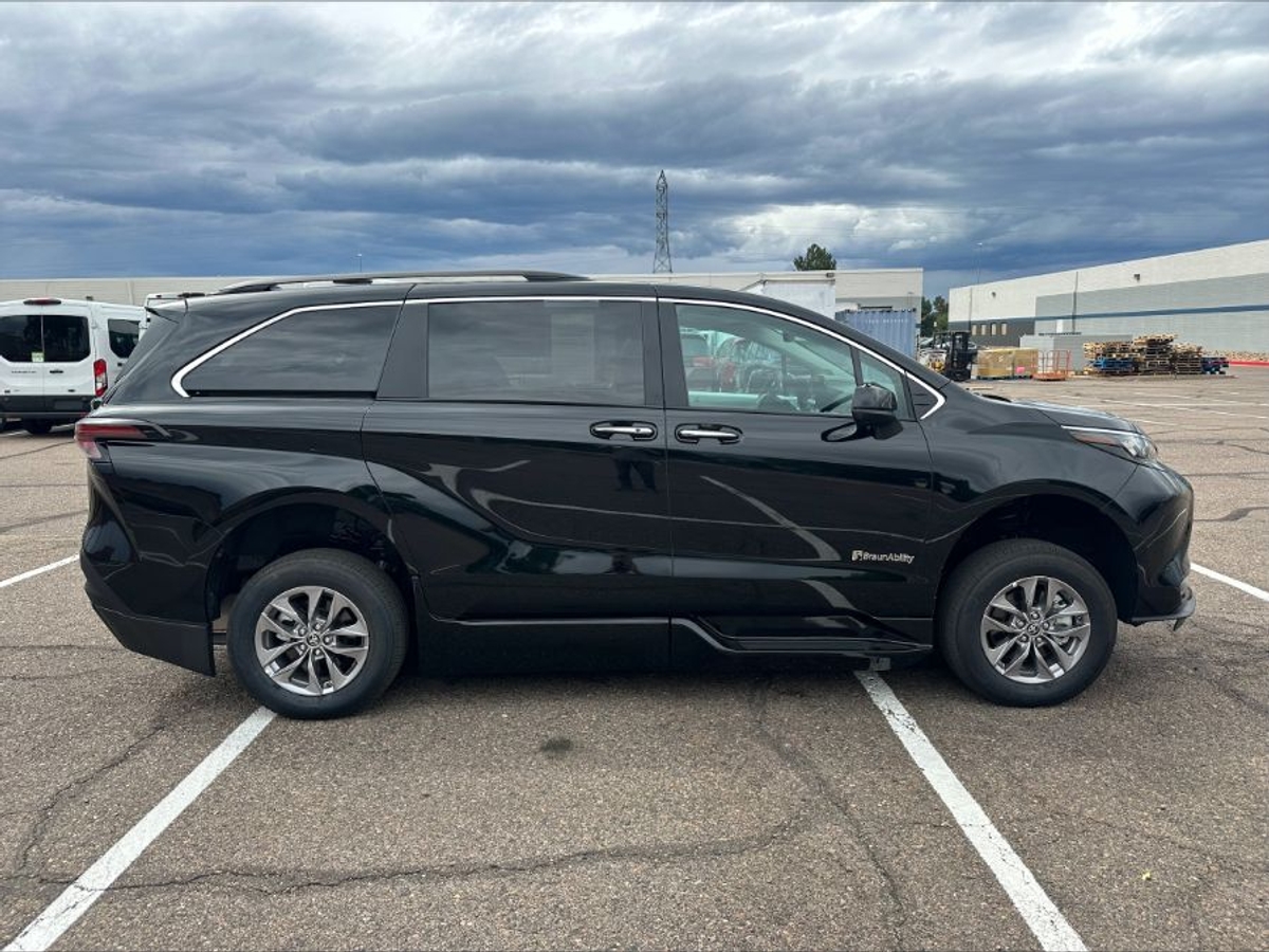 2025 TOYOTA SIENNA - Image 10