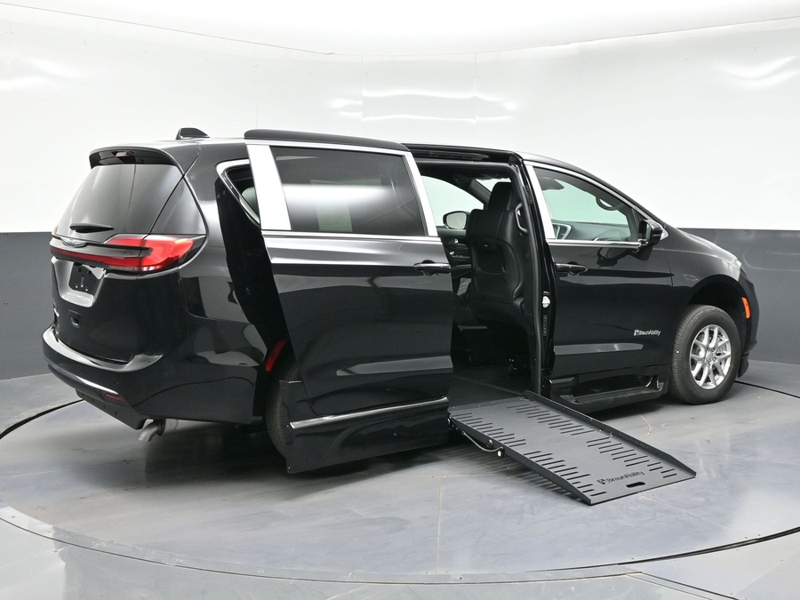 Black Chrysler Pacifica image number 3