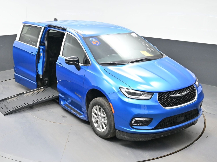 Blue Chrysler Pacifica image number 19