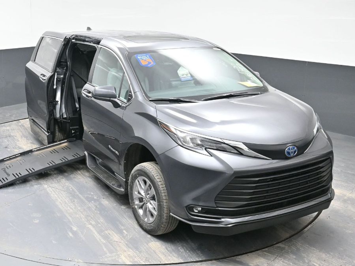 Grey Toyota Sienna image number 22