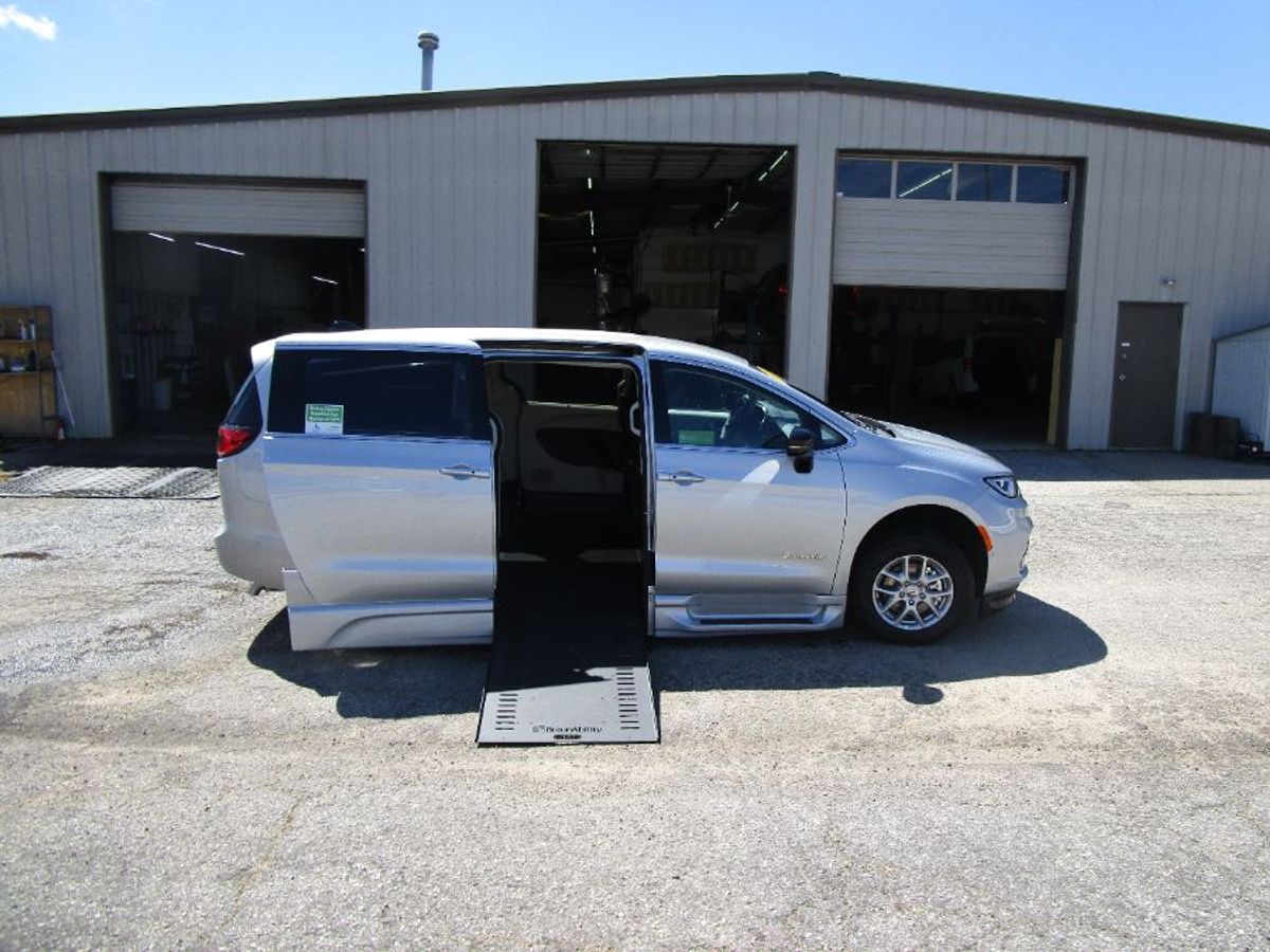 Silver Chrysler Pacifica image number 12