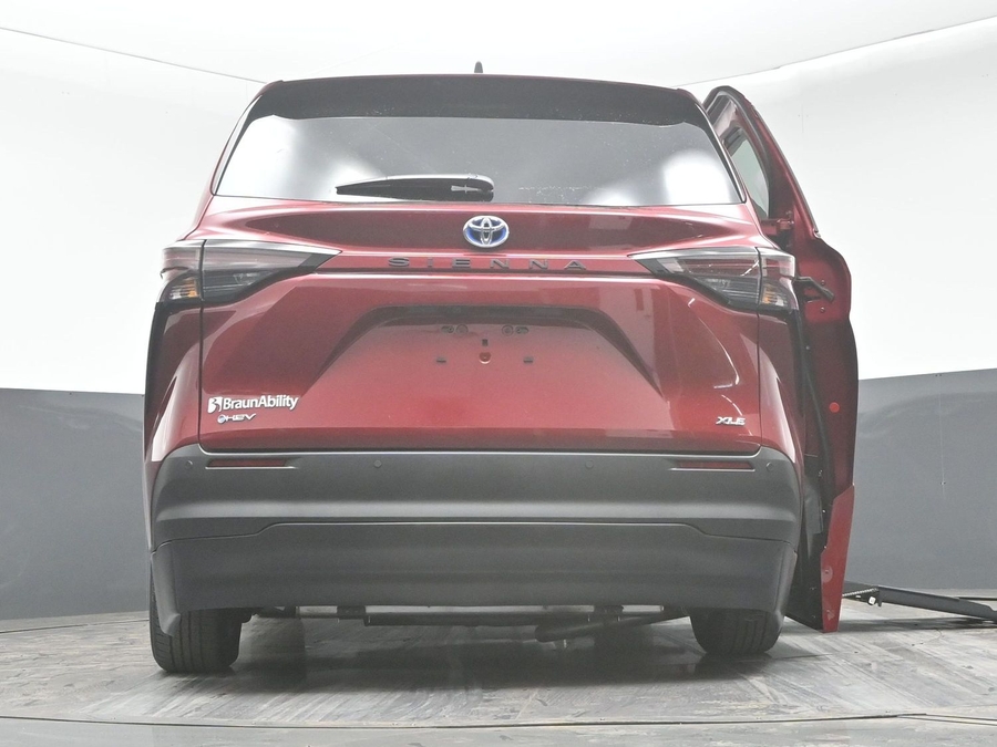 New 2025 Toyota Sienna Hybrid XLE Base - BraunAbility Side Entry Entry Fold Out Automatic Ramp