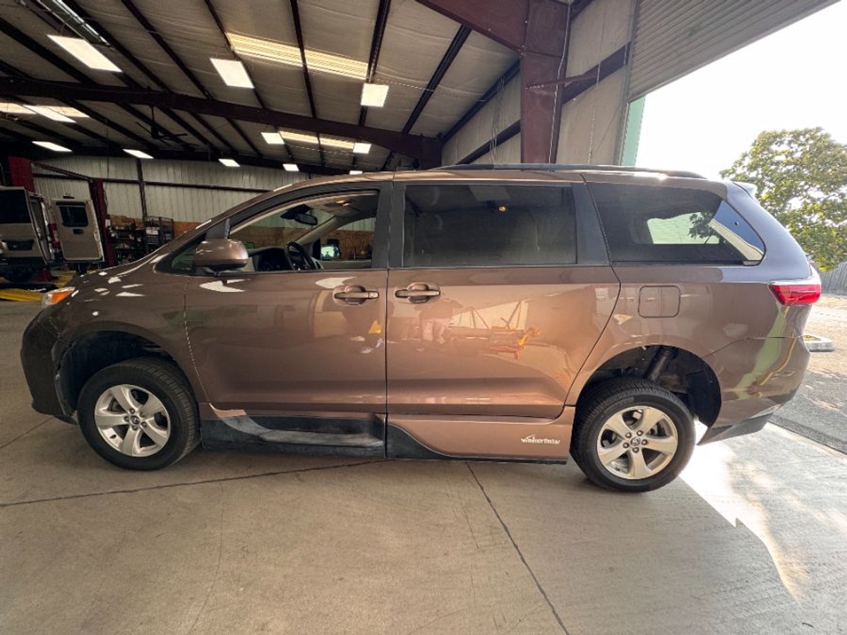 2019 TOYOTA SIENNA - Image 1